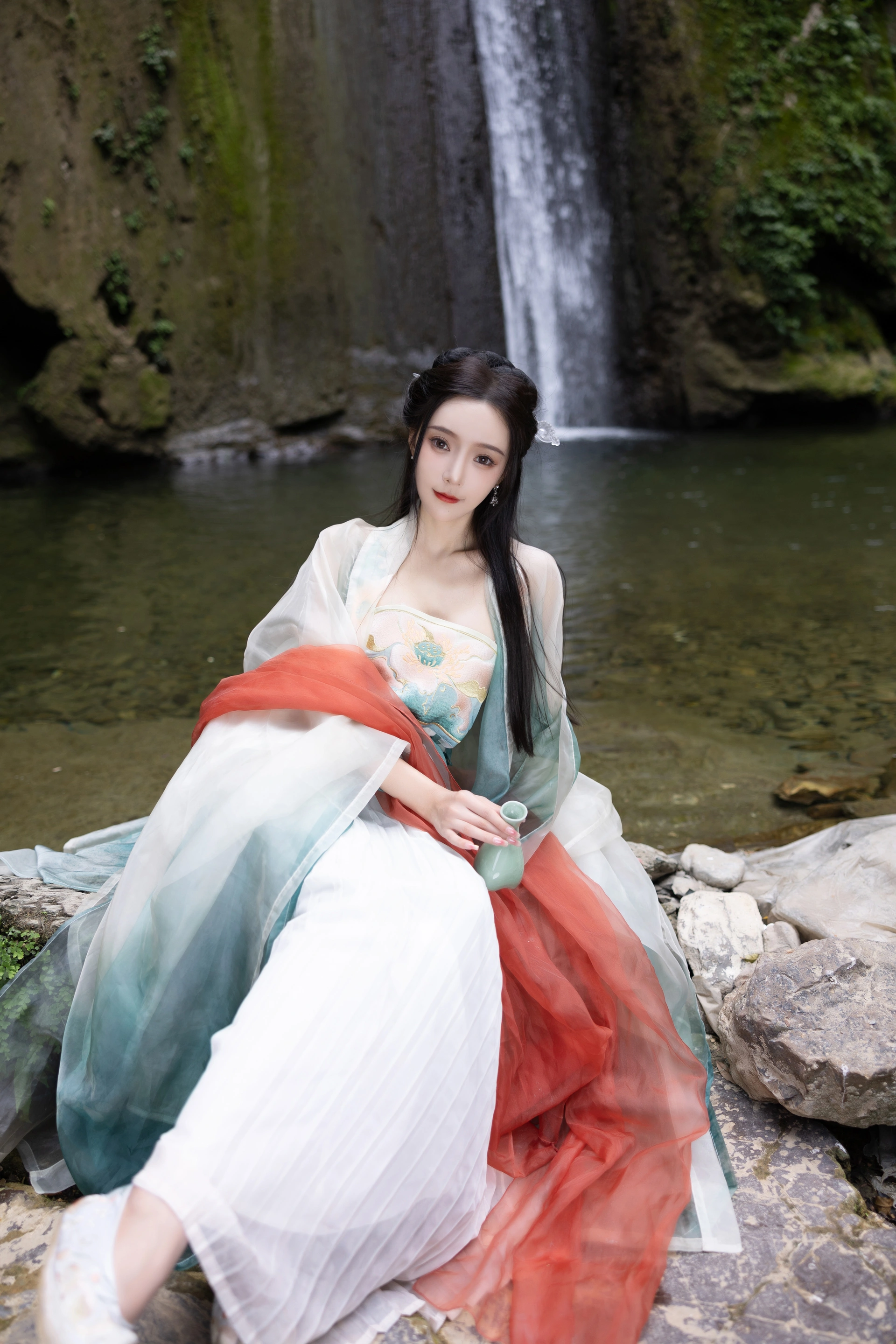 王馨瑶Yanni – NO.030 内购无水印 VOL.889 绿色古装-瀑布 2