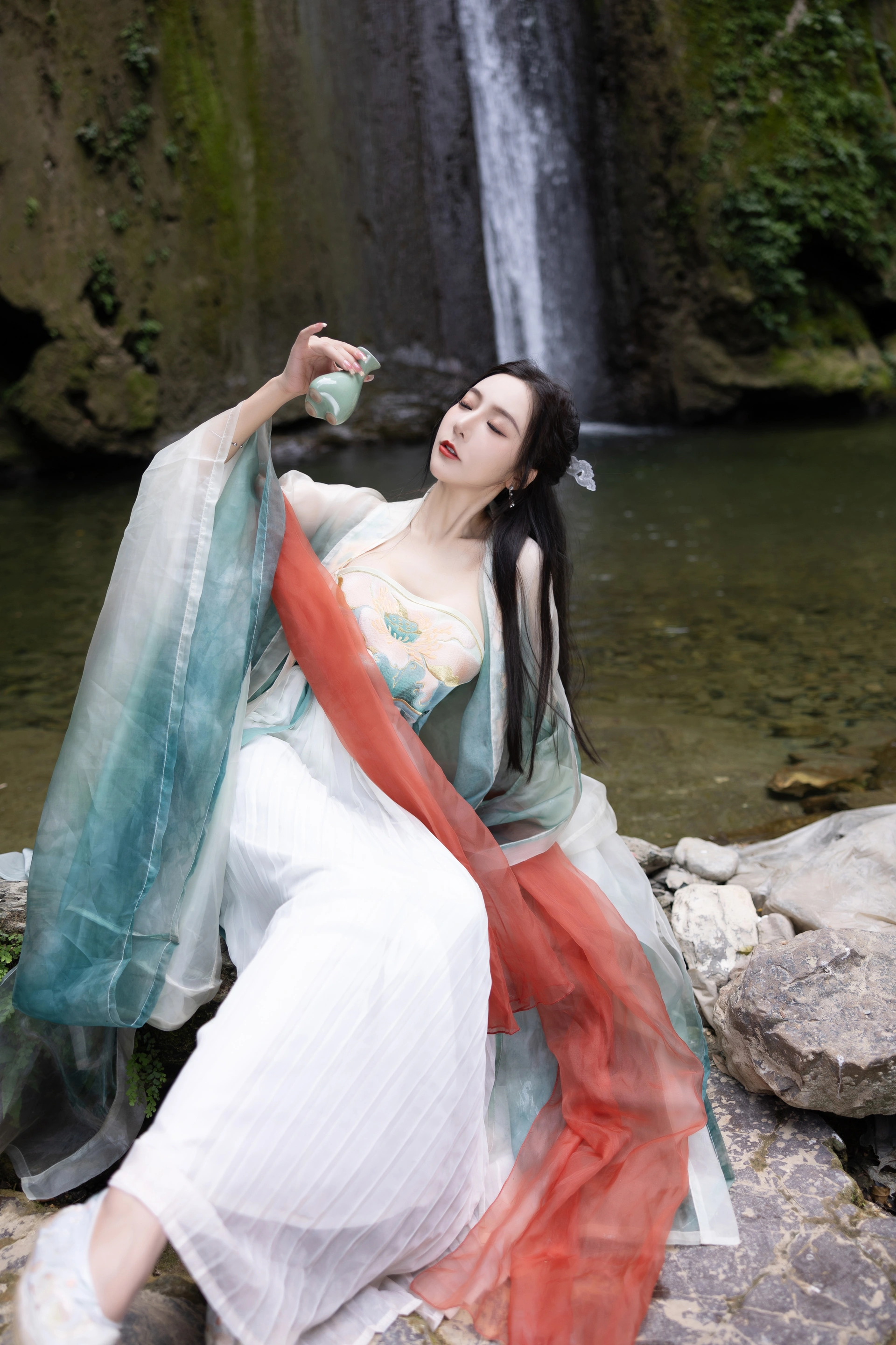 王馨瑶Yanni – NO.030 内购无水印 VOL.889 绿色古装-瀑布 3